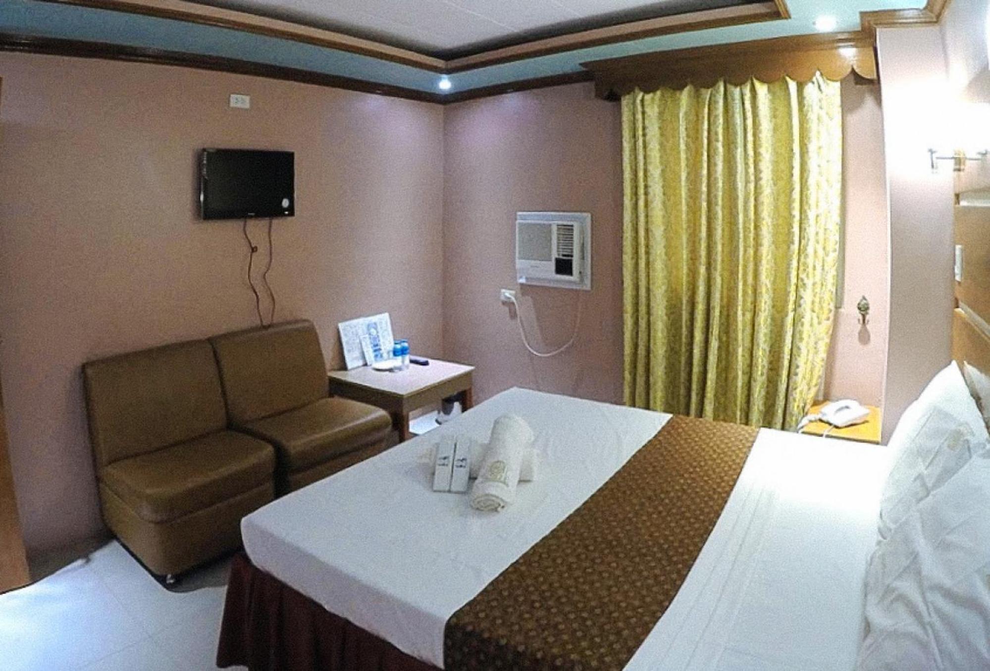 Reddoorz Plus @ Taj Hotel Tuguegarao Ngoại thất bức ảnh